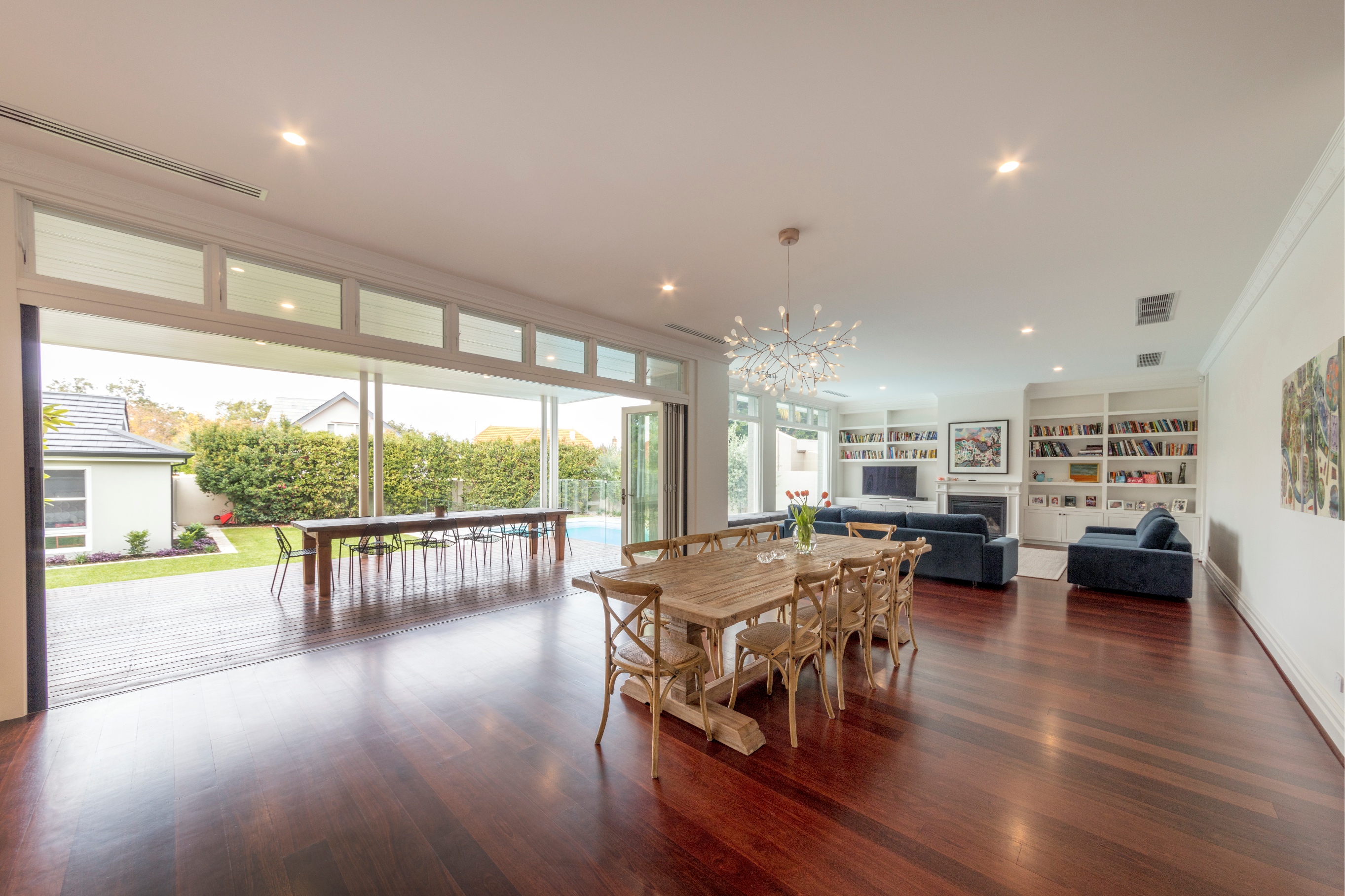 Bifold doors with flush threshold