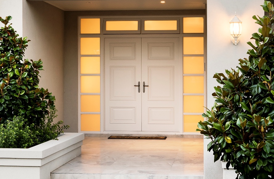 O'Connor door with surrounding timber glazing