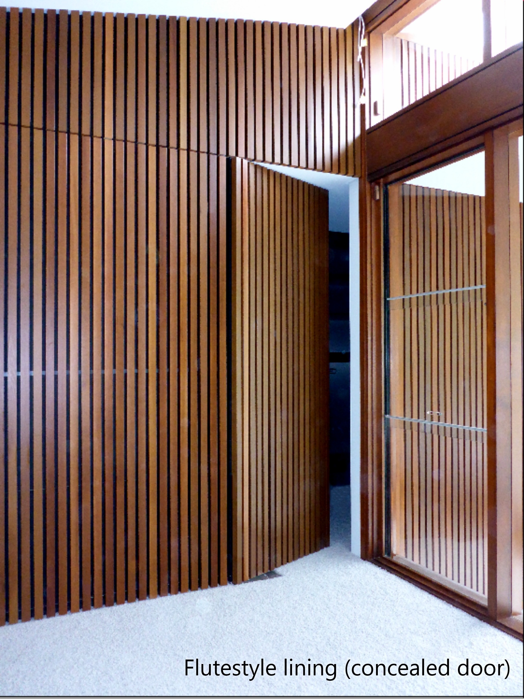 Flutestyle lining with hidden door