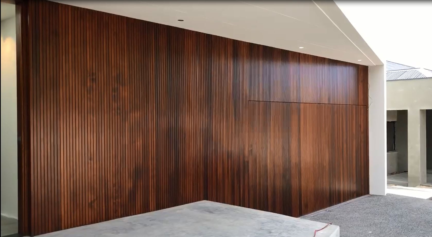 Squarestyle lining on tilt-up garage door